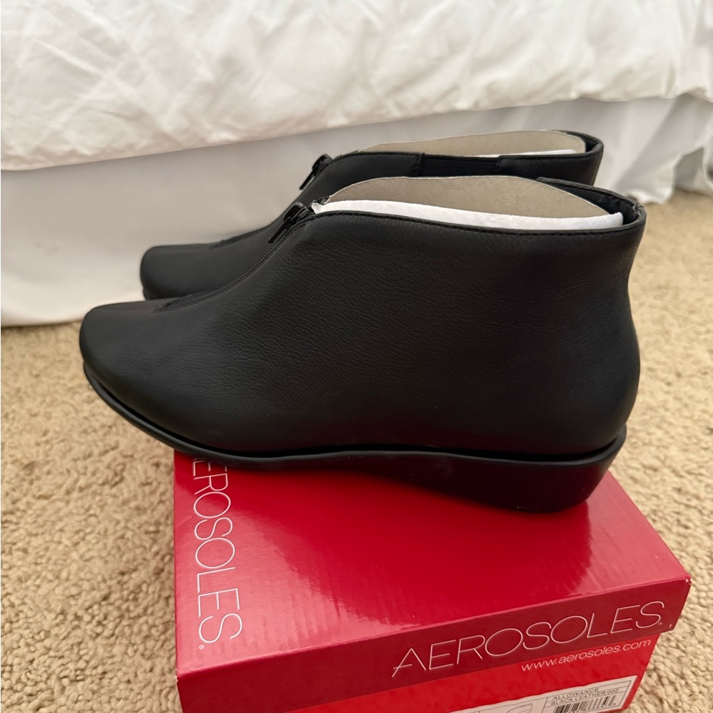 AEROSOLES Black Ankle Booties Sleek Minimalist Design